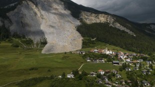 Nur knapp wurde das Dorf Brienz vom Hangrutsch verfehlt - doch die Gefahr ist noch nicht vorbei.