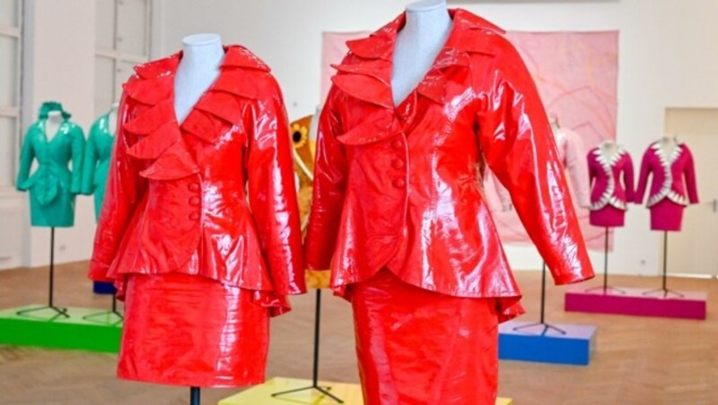 Rote Kostüme von Eva & Adele (Bild: Dostal Harald)
