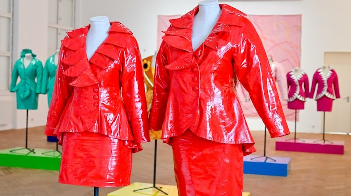 Rote Kostüme von Eva & Adele