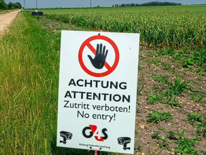 Die Felder werden mit Kameras überwacht. 