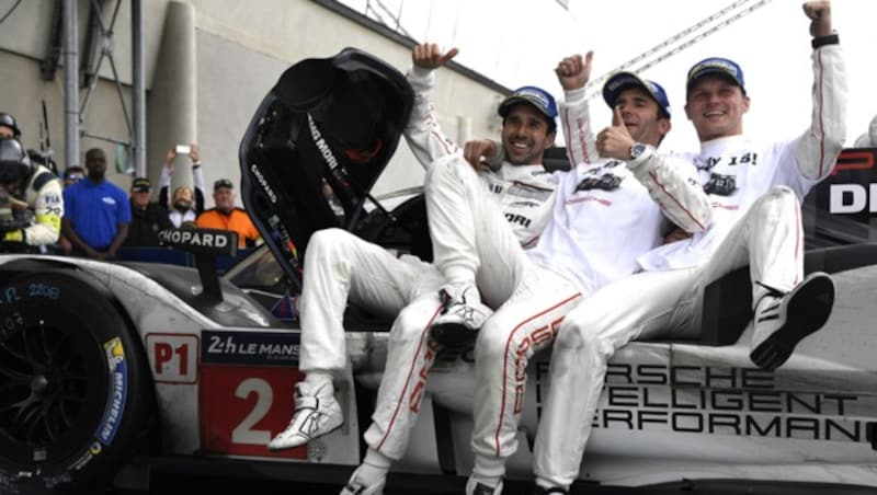 Neel Jani (l.) mit Romain Dumas und Marc Lieb nach dem Sieg in Le Mans (Bild: AFP or licensors)