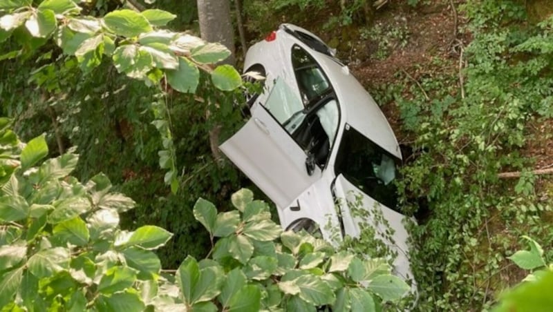 Der verunfallte Pkw in der Böschung (Bild: LPD Salzburg)