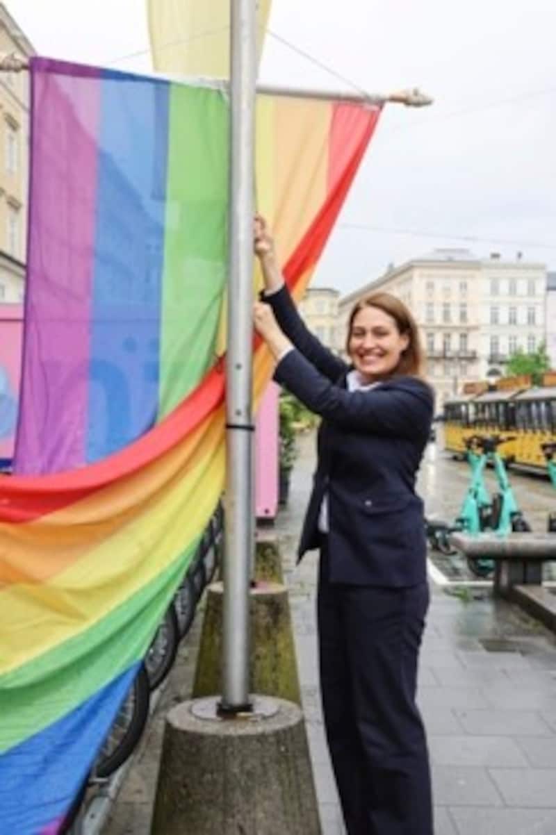 Anfang Juni hisste Vizebürgermeisterin Tina Blöchl (SPÖ) eine Regenbogenfahne vor dem Rathaus am Hauptplatz. (Bild: Foto: Stadt Linz)