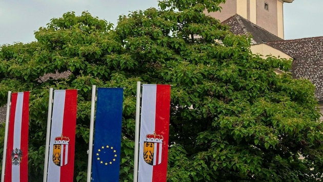 Vor dem Landhaus wehen die OÖ-, die Österreich- und die Europa-Fahne. (Bild: FOTOKERSCHI.AT / KERSCHBAUMMAYR)