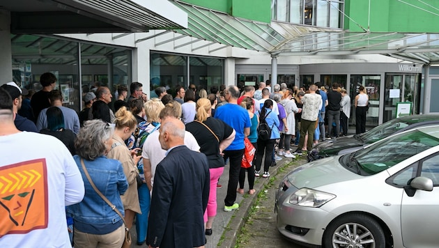 In Linz bildeten sich lange Schlangen vor der Leiner-Filiale. (Bild: Dostal Harald)