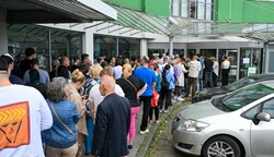 In Linz bildeten sich lange Schlangen vor der Leiner-Filiale. (Bild: Dostal Harald)