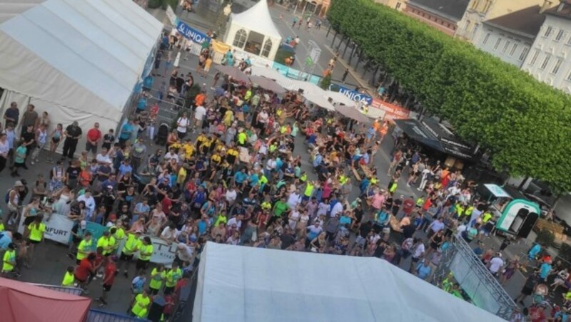 1300 Teilnehmer machten mit. Der Neue Platz war mit Läufern voll, was ein Foto aus dem Gemeinderatssaal beweist (Bild: Tragner Christian)