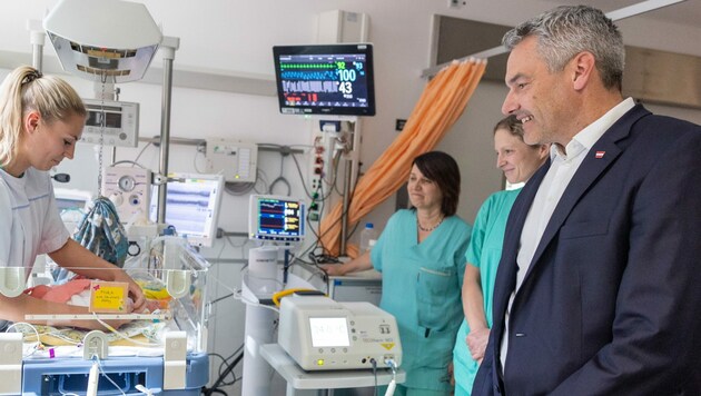 Kanzler Karl Nehammer bei einem Besuch der Kinderonkologie in Innsbruck (Bild: APA/EXPA/JOHANN GRODER)