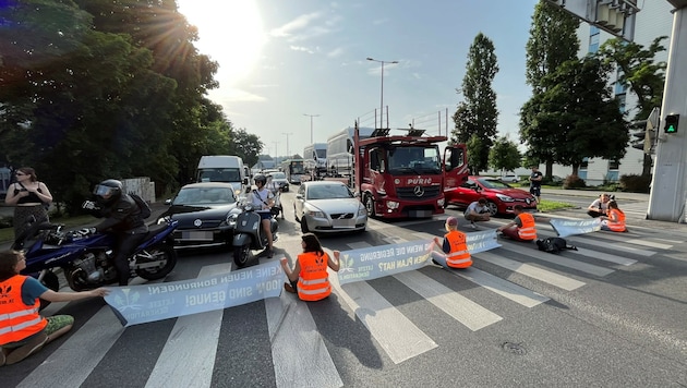 On Thursday morning, climate activists once again paralyzed traffic. (Bild: Baumgartner, Krone KREATIV)