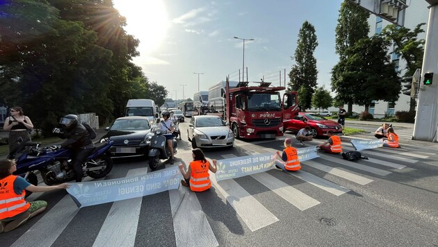 Donnerstagfrüh legten Klimaaktivisten wieder einmal den Verkehr lahm. (Bild: Baumgartner, Krone KREATIV)