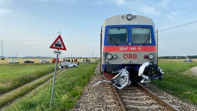 Der Crash zwischen Zug und Pkw ereignete sich am Donnerstagnachmittag im Bezirk Baden. (Bild: Feuerwehr Günselsdorf)