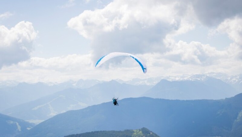 Wetter-Expertise aus luftiger Höhe: Sebastian Weber modiert vom Gleitschirm aus (Bild: © Neumayr/Christian Leopold)