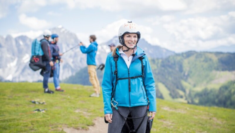 Ganz nah dran: Moderatorin Marie Leopoldsberger flog für die Reportage ebenfalls der Sonne entgegen (Bild: © Neumayr/Christian Leopold)