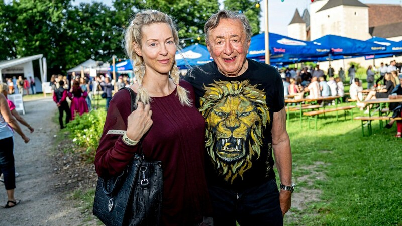 Auch künftig soll es weiterhin viele solcher geselliger Abende mit dem Baulöwen geben! Zusammen mit „Bienchen“ war er hier bei der Sommernachtskomödie auf der Rosenburg zu Gast. (Bild: Imre Antal)