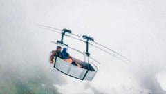 In der Transportkiste durch die Wolken. (Bild: Hannes Wallner)