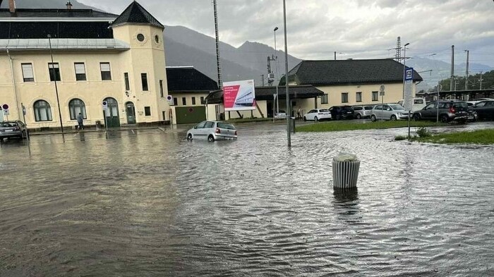 Gebäude und Fahrzeuge leiden unter dem Unwetter...