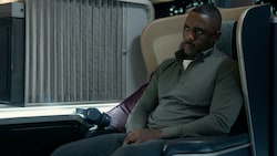 Idris Elba mimt den Verhandler Sam, der die Situation mit geschickter Manipulation unter Kontrolle bringen will. (Bild: AppleTV+)