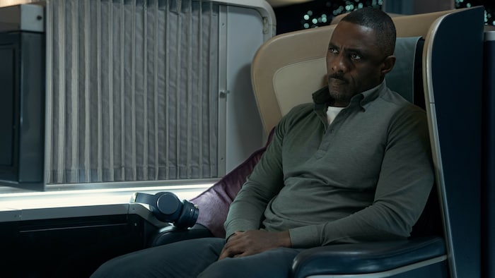 Idris Elba versucht in „Hijack“, mit Verhandlungsgeschick sich und die anderen Passagiere zu ...