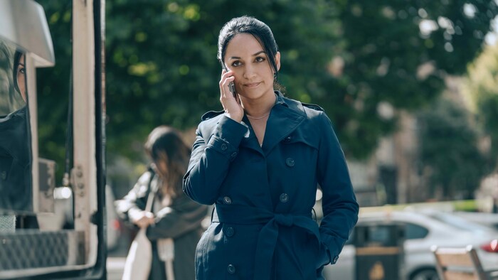 Archie Panjabi als Terrorismus-Beauftragte Zahra.