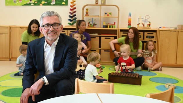 Voestalpine-Chef Herbert Eibensteiner in der vivo-Kinderwelt, die ab September zum Teil auch rund um die Uhr geöffnet hat. (Bild: Markus Wenzel)