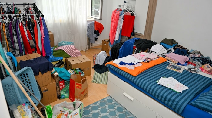 Im Schlafzimmer steht aktuell nur das Bett. Kleidungsstücke und Habseligkeiten hat die ...