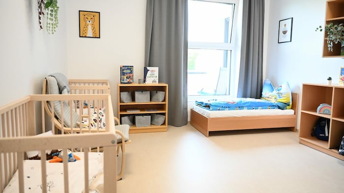 Die Betten in den Schlafzimmern sind schon gemacht.