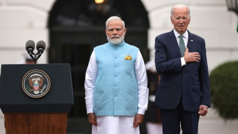 Beim Abspielen der indischen Hymne hob US-Präsident Joe Biden die Hand zum Herz - eine Vorgehensweise, die eigentlich nur bei der US-Hymne üblich bzw. sogar vorgeschrieben ist. (Bild: AP)