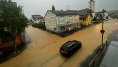 In St. Peter am Ottersbach stehen Straßen unter Wasser (Bild: Nadja Gerhold)