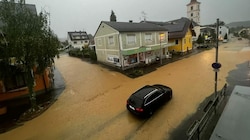 In St. Peter am Ottersbach stehen Straßen unter Wasser (Bild: Nadja Gerhold)