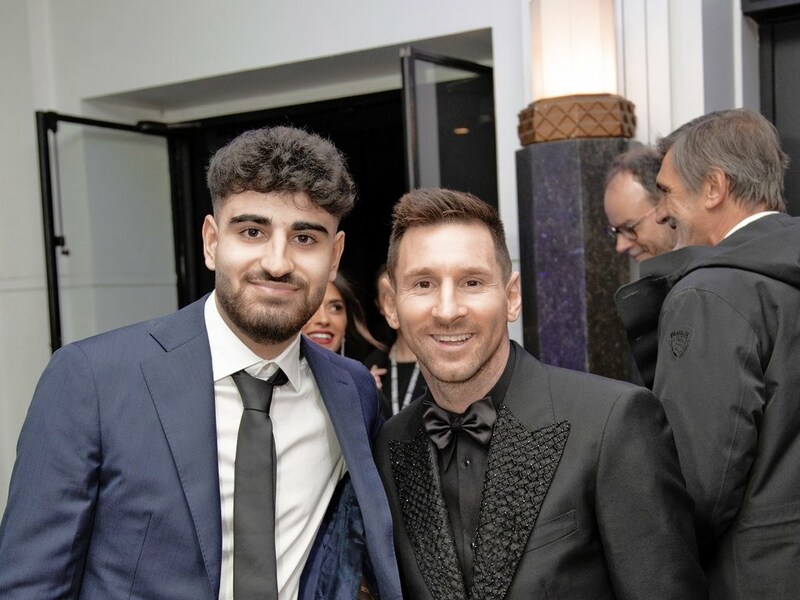 Weltmeister Lionel Messi mit E-Weltmeister Umut Gültekin (li.) - gegen letzteren erkämpfte Sebastian Galic ein Unentschieden in der deutschen Bundesliga. (Bild: RBLZ Gaming)