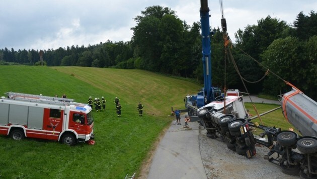 Der Sattelzug wurde mithilfe eines Krans wieder aufgerichtet. (Bild: FF Peilstein)