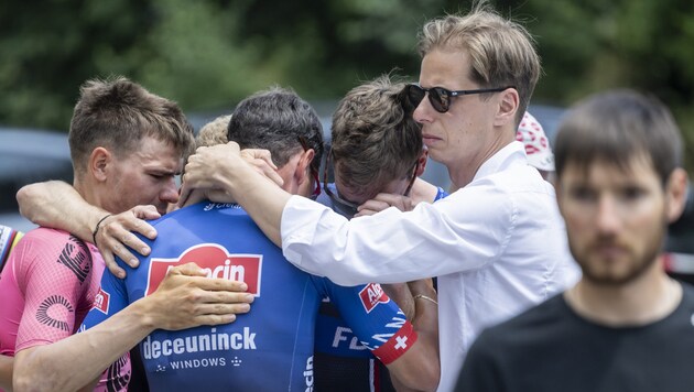 Schweiz‘ Radprofis nehmen Abschied von Gino Mäder. (Bild: APA/KEYSTONE/GIAN EHRENZELLER)