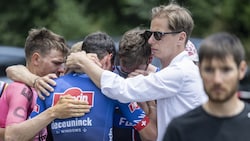 Schweiz‘ Radprofis nehmen Abschied von Gino Mäder. (Bild: APA/KEYSTONE/GIAN EHRENZELLER)