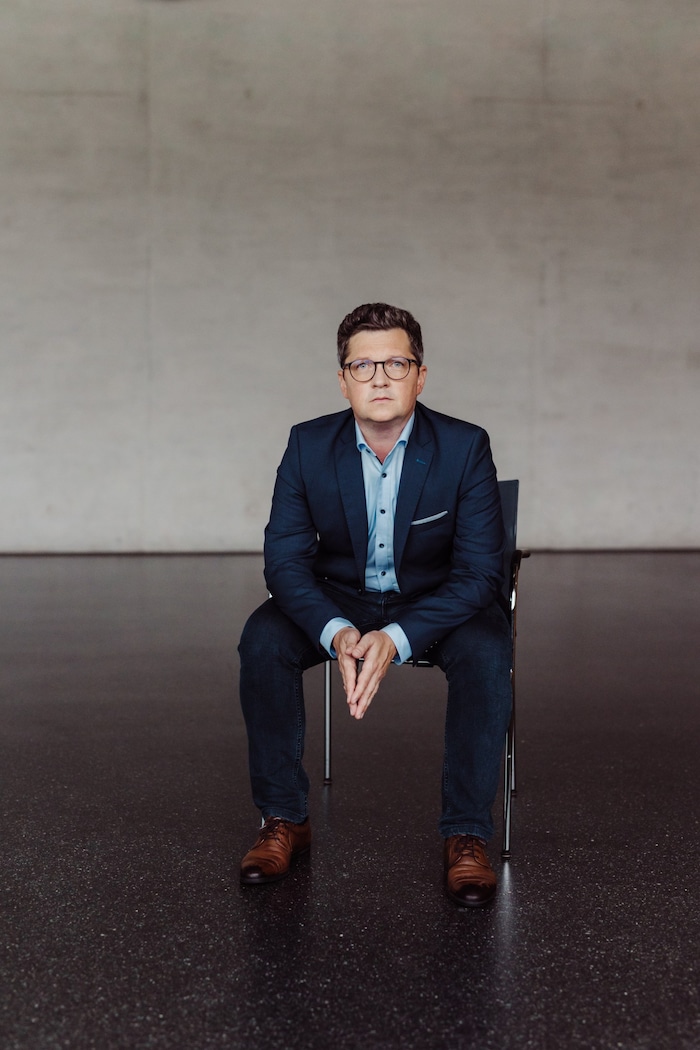 Die SPÖ versucht Ihrem Vorsitzenden Michael Lindner offenbar einen neuen fotografischen Style zu ...