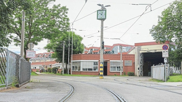 Die Grazer Bim-Remise muss umgebaut werden. Tief im Boden gibt es eine alte Kontamination mit Teer, die die Stadt Graz aber nicht zur Gänze beseitigen will. (Bild: Erwin Scheriau )