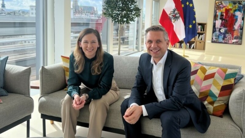 Staatssekretärin Claudia Plakolm und LR Wolfgang Hattmannsdorfer bei einem Arbeitsgespräch zum UBV-Modul im März in Wien. (Bild: BKA)