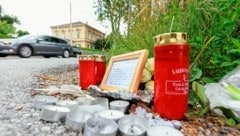 Abschied von dem Unfallopfer: Freunde und Familie platzierten am Samstag Kerzen an der Unfallstelle in Graz. (Bild: Erwin Scheriau / KRONE)