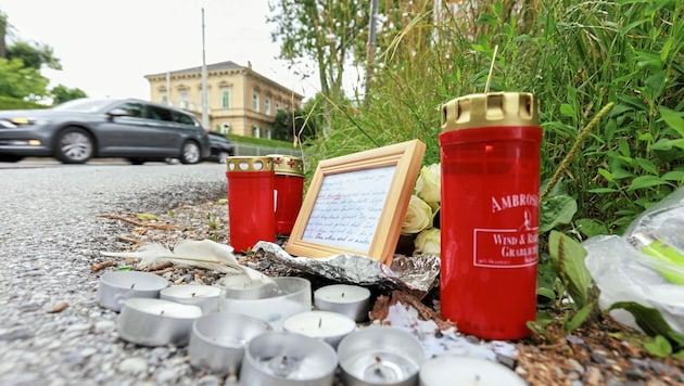 Abschied von dem Unfallopfer: Freunde und Familie platzierten am Samstag Kerzen an der Unfallstelle in Graz. (Bild: Erwin Scheriau / KRONE)