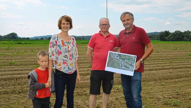 Widerstand gegen Bau von neuer B68 in Fladnitz am Raabtal in der Steiermark: Katja Maurer, Franz Rupp und Dieter Teichtmeister (Bild: Traby Jakob)