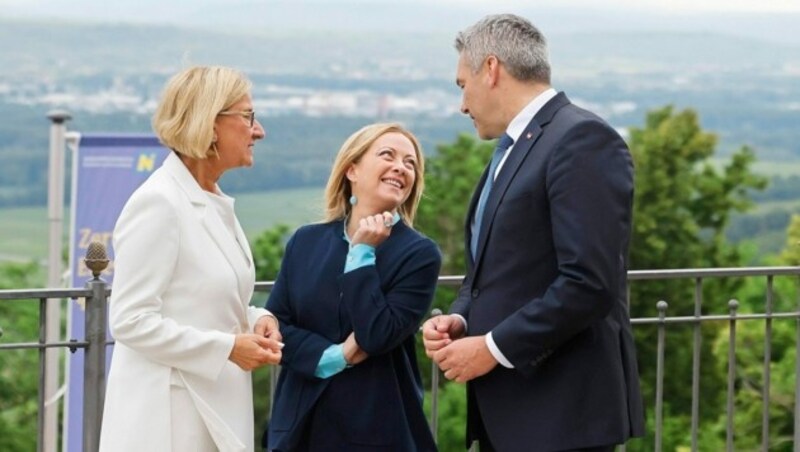 Johanna Mikl-Leitner, Giorgia Meloni und Karl Nehammer verstehen sich. (Bild: Dragan TATIC)