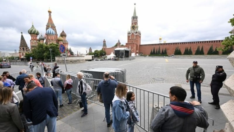 Der Rote Platz ist am Samstag gesperrt. Laut offiziellen Angaben befindet sich Putin nach wie vor im Kreml und geht seiner Arbeit nach. Allerdings gibt es Spekulationen, dass der Kreml-Chef das Land bereits verlassen hat. (Bild: APA/AFP/Natalia KOLESNIKOVA)