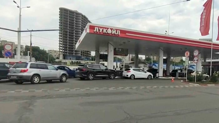 Die Russen nehmen die Lage in ihrem Land durchaus ernst - an den Tankstellen wie hier in Rostow ...