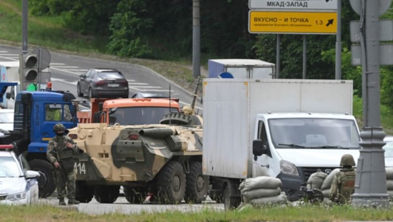 Die russische Armee sperrte die Autobahn Richtung Moskau ab. (Bild: AP)