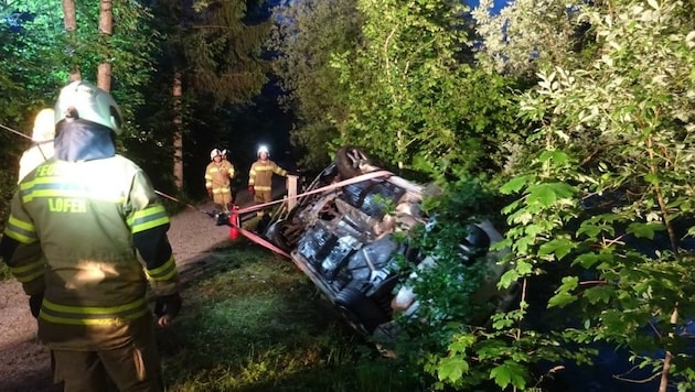 Feuerwehr befreite 17-Jährigen aus dem Wrack, er starb später im Spital. (Bild: FF Lofer)