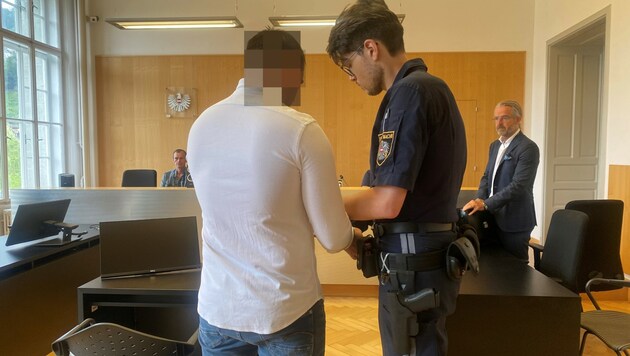 Der Angeklagte schwieg die meiste Zeit. Geholfen hat ihm das nicht. (Bild: Chantal Dorn, Krone KREATIV)
