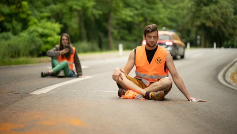 Die Personendaten der beiden Aktivsten wurde festgehalten, Festnahmen gab es allerdings keine. (Bild: Letzte Generation AT/ Andreas Stroh)