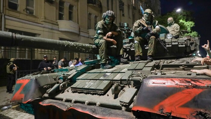 Wagner-Söldner auf einem Panzer in der Stadt Rostow am Don