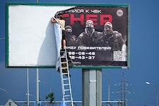 In Moskau wird bereits die Werbung für die Wagner-Söldner entfernt. (Bild: ASSOCIATED PRESS)
