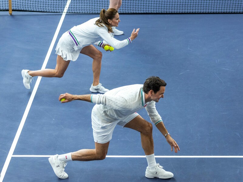 Prinzessin Kate und Roger Federer üben mit den Balljungen und Ballmädchen in Wimbledon und werfen ihnen Bälle zu. (Bild: APA/AFP/AELTC/Chloe KNOTT)