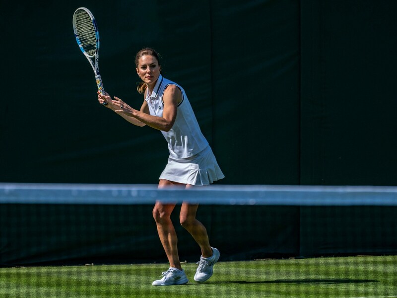 Prinzessin Kate spielt am lendären Wimbledon-Rasen gegen Ass Roger Federer. (Bild: APA/AFP/AELTC/Thomas LOVELOCK)